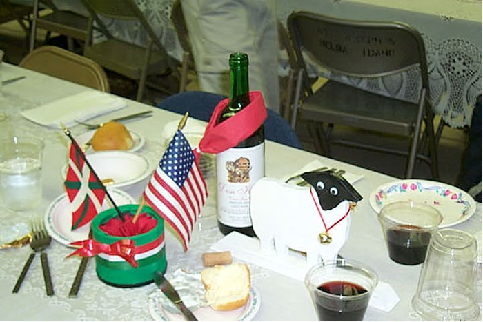 Aspecto de una mesa del Centro Vasco de Boise, con su correspondiente decoración vasco-americana, a la espera de recibir a los comensales de la cena mensual de la entidad